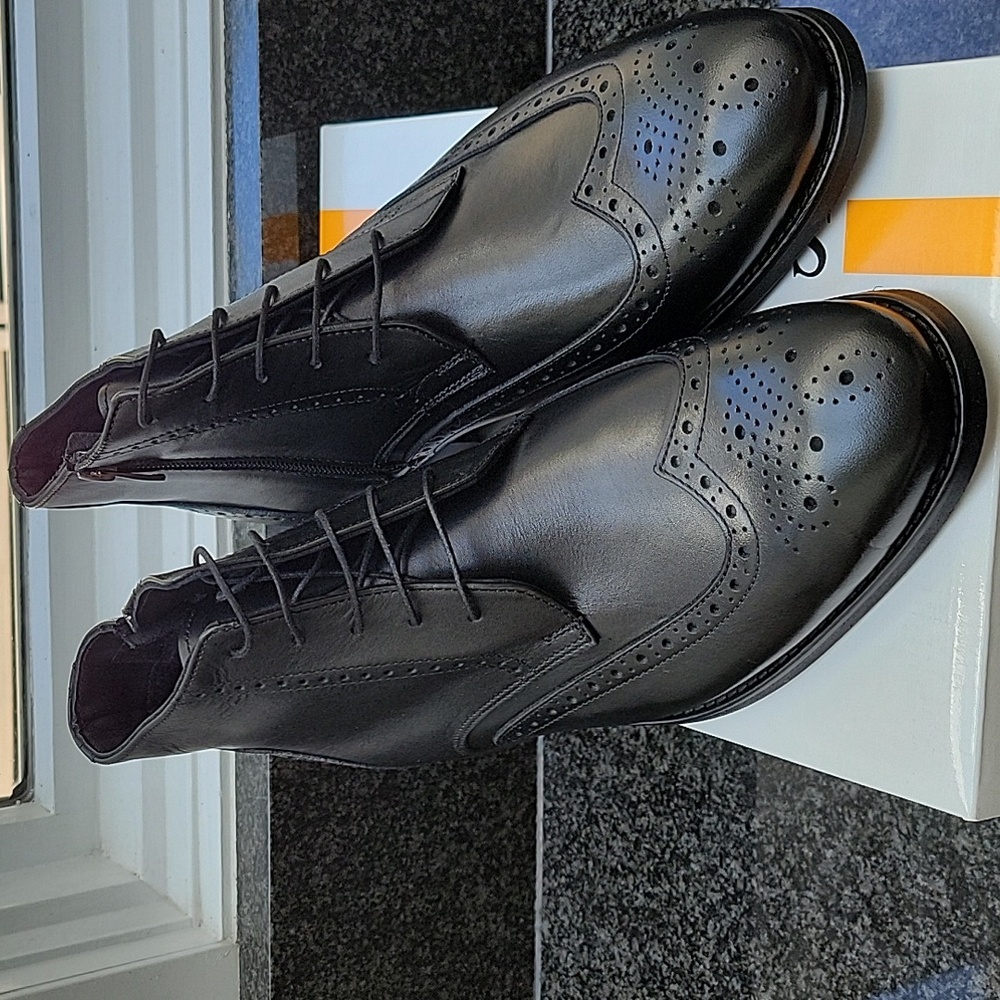 Black dress shoes